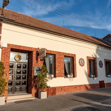 Restaurace-pension-vinarstvi U Stastnych Guest house *