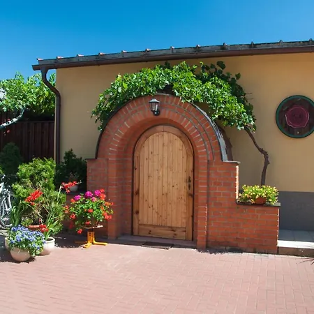 Guest house Restaurace-pension-vinarstvi U Stastnych Mistrin